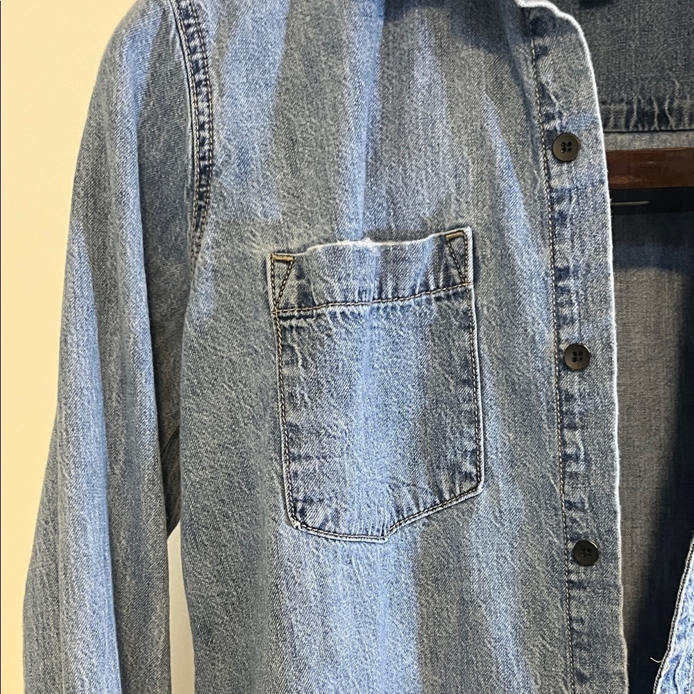 Lucky Brand Women’s Denim Chambray Button Down Shirt Small - Picture 3 of 8